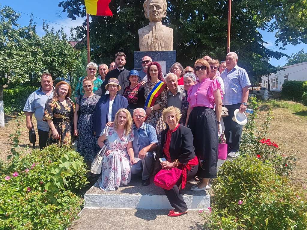 Participanții la întâlnirea culturală din Dodești, reuniți în fața bustului scriitorului Victor Ion Popa.