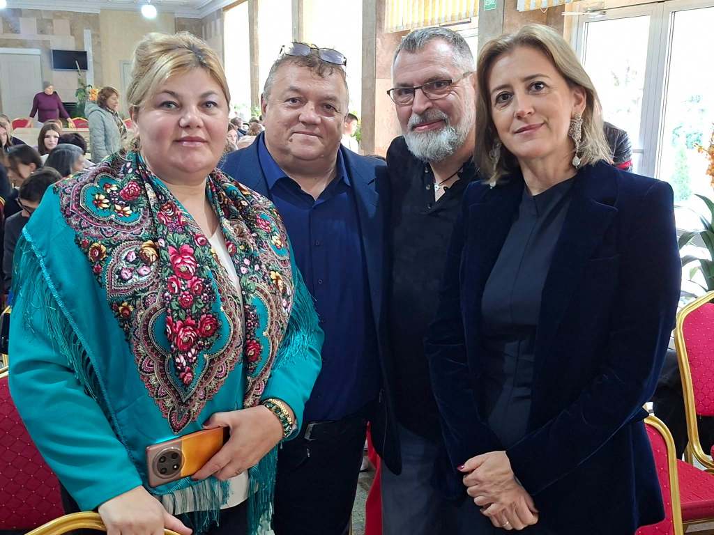 Ionel Popa, Antonela, Laurian Medrea și Mihaela Iacob, reuniți pentru o fotografie la lansarea volumului „Ephemer”.