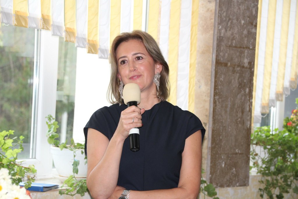 Poeta Mihaela Iacob vorbește la microfon în timpul lansării volumului „Ephemer”, la Slobozia-Dușca.